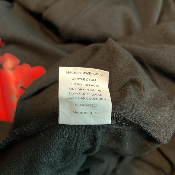 Black plus size tshirt with hearts decal - Picture 5 of 5